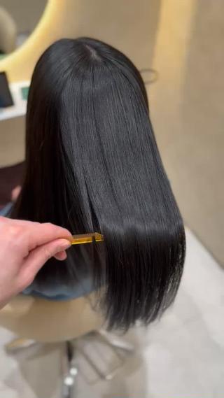 表面のパヤパヤ、乾燥毛、ゴワゴワの髪質の方にお勧め
潤いを与え最大限の艶感を出せます
是非お任せください