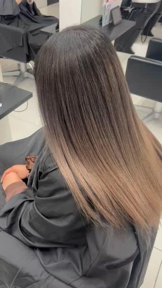 バレイヤージュでつくる
柔らかくて立体感のあるデザインカラー

一人一人のベースや履歴に合わせて
筋感・コントラスト・色味のバランスを見ながら
ナチュラルだけどしっかりおしゃれに見えるようにこだわってます◎

伸びても気になりにくく
色落ちまで綺麗に楽しめるのも特徴です

現在ご予約まだ空きございます！
「似合うカラーがわからない」
「初めてのブリーチで不安」
そんな方もぜひ一度ご相談ください
 #バレイヤージュ
#筋感ハイライト
#ブリーチカラー
#グレージュカラー
#外国人風カラー 