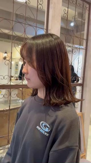 長さはミディアムでスタイルはくびれスタイルになってます。
普段セットされるお客様なのでしっかりコテで動かしやすく量を調整し，巻き方なども丁寧に伝えさせていただきますのでくびれスタイルに挑戦したい！でもコテの使い方が分からない方は一度僕に担当させてください超簡単なセット方法で1日中可愛い自分で居られる様に僕の持てる全てをお伝えさせていただきます！ 