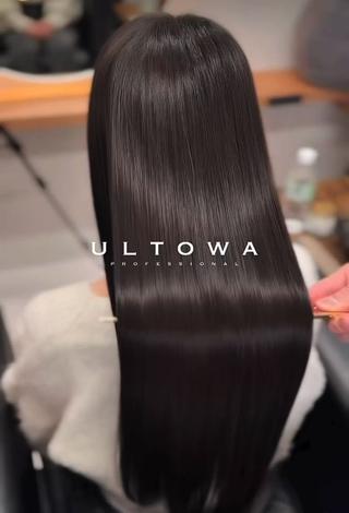僕のとてもオススメさせていただいている、ULTOWA(ウルトワ)トリートメントのご紹介。
ULTOWAの特徴は水素+コラーゲンによる、髪の潤いと艶。
【高濃度水素】が髪の内部の悪魂活性酸素と結合して水に変えて髪の芯から潤いを出し、【高純度コラーゲン】がダメージ補修と、ドライヤーやアイロンによる熱ダメージに強い髪に育ててくれ、従来のサロン用トリートメントとは全く違う、新しいトリートメントです。
やわらかで軽い手触りで髪の芯から潤いと艶が出て、きれいな艶髪にしてくれます。
カラーなどの薬剤に混ぜて、同時に行うお店も多いですが、別々にしないと本来の効果が発揮されません。
是非体験してみてください!