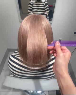 ブロンドに落ちるミルクティーベージュ!
ブリーチ後もツヤ感キープ
途中の前処理で栄養を入れながら施術することで、
必要以上にダメージさせず、手触りとツヤを残します
ただ明るくするだけじゃなく、
その後の質感まで計算したブリーチ