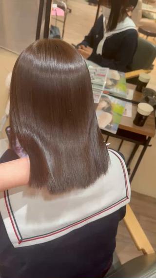 Olivebeige
市販の黒染め2回、縮毛履歴のあるお客様ですが、履歴や髪の状態によりますがダブルカラーでここまで明るく️
イルミナカラーで艶々透明感たっぷりになります