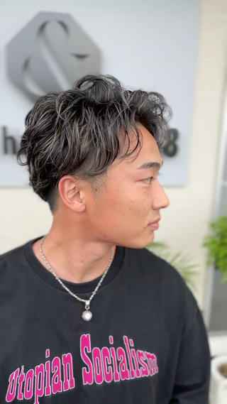 メンズハイライトニュアンスパーマ
ツーブロックアップバングのナチュラルパーマスタイル。ハイライトでコントラストを付けて立体感を出したワンランク上のスタイルを。
ウェットスタートでパーマを活かしてスタイリング。ドライヤーでフロントを立ち上げます。グリースワックスで動きを出してスタイリング。N.ヘアロックスプレーでキープします。