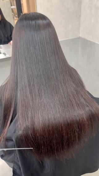 【縮毛矯正×髪質改善トリートメント】うる艶美髪へ

まとまりにくい髪や、広がり・うねりが気になる方におすすめ♡

縮毛矯正で自然なストレートヘアに仕上げ、
髪質改善トリートメントでツヤと手触りを整えます

︎ 朝のスタイリングを楽にしたい
︎ 髪の広がり・うねりが気になる
︎ まとまりのある艶髪を目指したい
︎ サラサラで扱いやすい髪にしたい

そんな方におすすめのメニューです

髪の状態やダメージレベルをしっかり確認し、
一人ひとりに合わせた施術をご提案します 