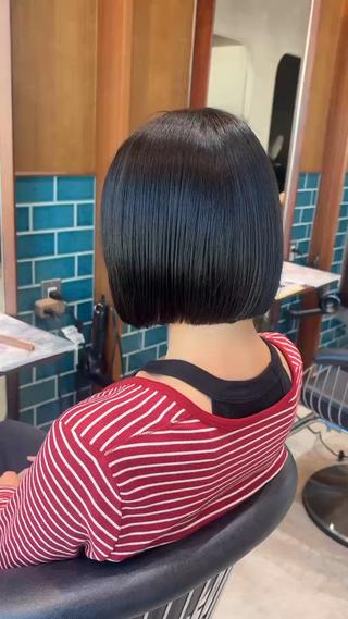 黒染めじゃない透明感ある黒×ぱつっと顎ラインボブヘアー 