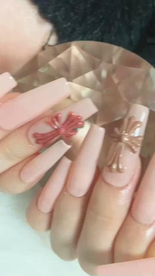春デザインのクロムハーツネイルです
お好きなカラーで作れます事前オーダーしてもらえるとスムーズです
カラー変更、パーツ位置変更可能です