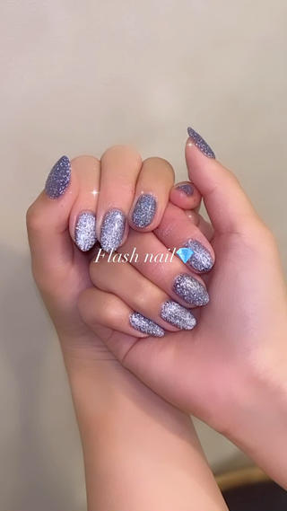 人気のフラッシュネイル
夏らしいブルーでキラキラ目立ってかわいいです♡ 