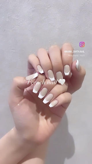 定番の白フレンチ
フレンチネイルはシンプルだけど指先が綺麗に見えて可愛いです♡
お仕事などであまり派手なネイルができない方などにもオススメです️ 