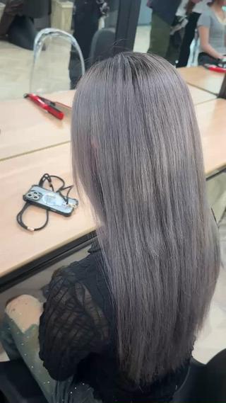 ロング カラー ブリーチ透明カラー/ レイヤーカット海希のヘアスタイル