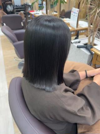 乾かすだけでまとまる艶ボブ
乾かすだけでまとまる、自然な艶ストレート
毛先は切りっぱなしボブで、まとまりと扱いやすさを両立
朝のアイロン時間を短縮したい
湿気や広がりが気になる
自然なストレートにしたい
一人ひとりの髪質やダメージに合わせて薬剤を選定します!
まずはカウンセリングだけでもお気軽にご相談ください
#ハッシュタグ
#大村美容室 #長崎美容室 #EARTH大村 #縮毛矯正 #髪質改善 #切りっぱなしボブ #ボブ #艶髪 #美髪 #ストレートヘア #髪質改善ストレート #美髪矯