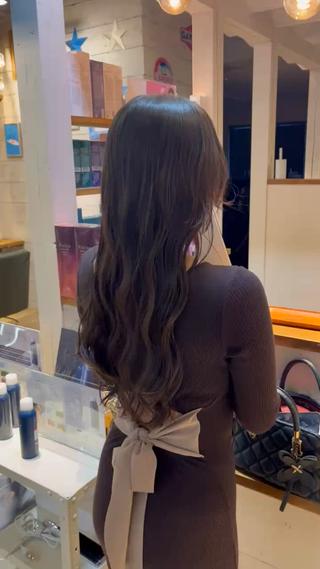 動きのある巻き髪
ダークブラウン系のカラーで大人っぽい雰囲気に