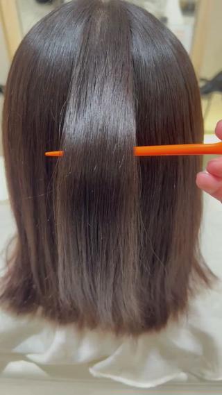 ハイダメージ毛でもまとまり良くしたい
そんな願い叶えます
動画の方は、今まで半年に一回の縮毛矯正、半年前にブリーチ、数週間前に暗く染めてます︎
この履歴だとアルカリを使ったストレートだと髪の毛が切れる場合があります
かなり複雑履歴ではありますが、その人その人に合った酸性領域のお薬でここまでのツヤだしました