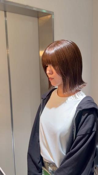 外ハネボブ

扱いやすく、まとまりのあるボブスタイル

骨格や髪質に合わせて、似合う長さ・シルエットをご提案します。
乾かすだけでもまとまりやすく、毎日のスタイリングも簡単◎

「切りっぱなしボブ」「丸みボブ」「大人っぽいボブ」など、お好みに合わせて仕上げます。

ボブにしたいけど似合う長さが分からない方もぜひご相談ください！ 