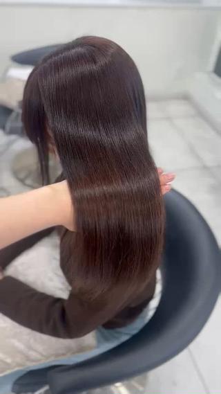 うねりや広がりが気になる方にとってもおすすめのメニュー普段癖が強く、下ろしたいけど結んでしまう方や朝のアイロンの時短を済ませたい方など、いろいろなお客様にご予約いただいてる縮毛矯正です!3ステップのトリートメント付きのため、内部補修もしっかりとさせていただきます!現在モデル様価格でご案内しております!ご予約お待ちしております!