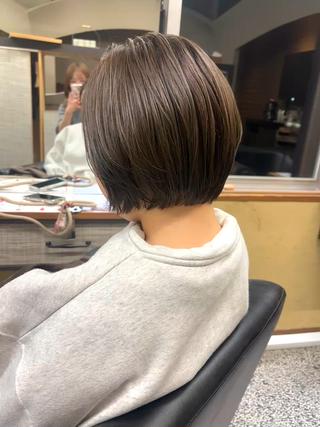首元すっきりのショートボブ
後頭部に自然なボリュームを出して、横から見てもキレイなシルエットに。
乾かすだけで形が決まるから、朝のスタイリングも楽ちん◎
ショート初心者さんにもおすすめの大人かわいいショートです