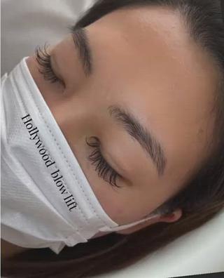 眉毛にも癖があるので
矯正する事ができるんです
それがハリウッドブロウリフト！！
本当に一度やると、やみつきです 