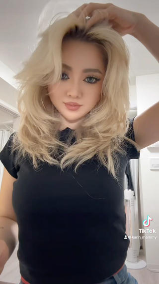 ミディアム karin🪩海外風 バタフライカットのヘアスタイル