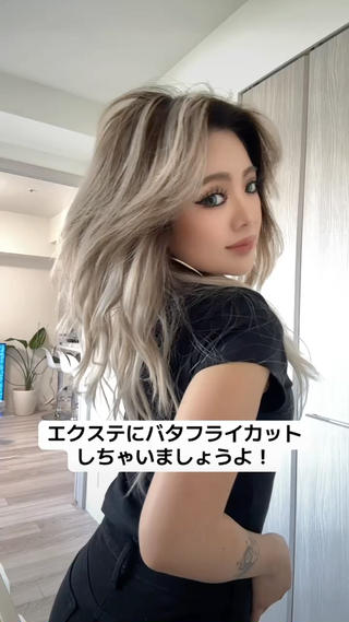 ミディアム karin🪩海外風 バタフライカットのヘアスタイル