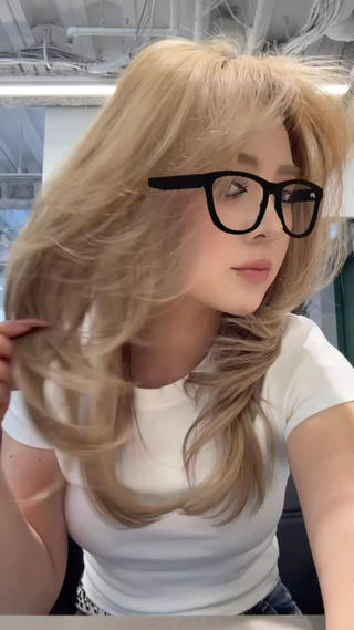 セミロング karin🪩海外風 バタフライカットのヘアスタイル