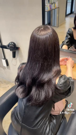 ご覧いただきありがとうございます
博多美容室cosyvelvetの美涼です ͗ ͗
LavenderGreige
ブリーチ無しダブルカラーもしくは1ブリーチで再現できます◎
色落ちまで可愛いにこだわった私が作る透明感カラー体験してみませんか♪♪