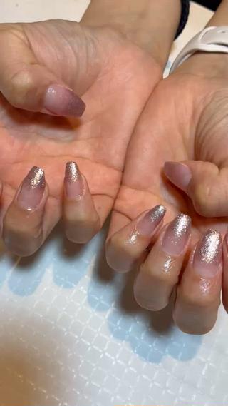 こちらのピンクラメ人気です
下地いれてます(+¥1100)
先端にスキニーフレンチ入れても絶対かわいい