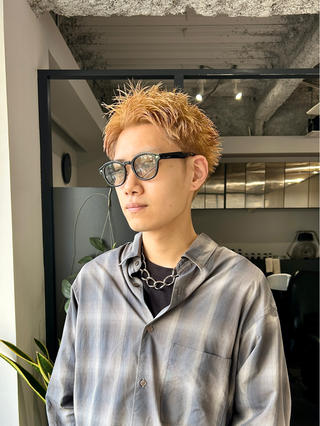 ベージュ×スパイキーショート