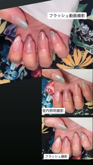 【星屑:オフ別途追加】
フラッシュラメ と フラッシュマグネットの合わせ。
フラッシュラメは グラデーションにし、配置は変更可能。
フラッシュマグネットは ワンカラーで 配置は変更可能。
フラッシュラメ、フラッシュマグネットとは、
カメラのフラッシュなどの強い光を反射してくれる 反射ラメがぎっしり詰まった ラメ入りジェルです。
室内照明でも 普段のラメよりはキラキラと大粒に輝きますが、カメラのフラッシュ撮影や 強い光のスポットライトを照らした時に 効果を発揮します。