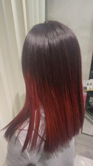 根元が15cmくらい伸びてカラーできずの髪に色味を均一に揃えるより、グラデーション等デザインのあるカラーを提案し
グラデーションぽく赤味を注入