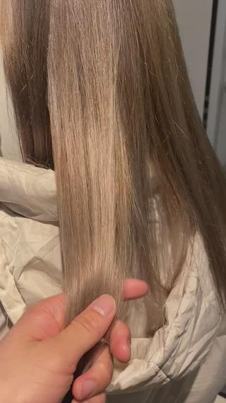 ミルクティーベージュ
色落ち綺麗で次回カラーチェンジもしやすいです!
ここまで透明感出すにはブリーチ2回以上必須になります。
ブリーチ1回でもミルクティーなります!
ブリーチカラーの値段は髪の長さと量によって前後します。
予めご了承ください