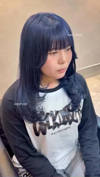 レイヤーカットにネイビーブルーが可愛すぎる