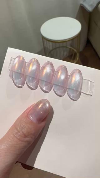 オーロラパウダーとマグネットでうるうるの水光ネイルできました♪シンプルでオフィスもイケるのにトレンドも取り入れたハイブリッドデザインです。
実物が1番うるうるを感じれます!