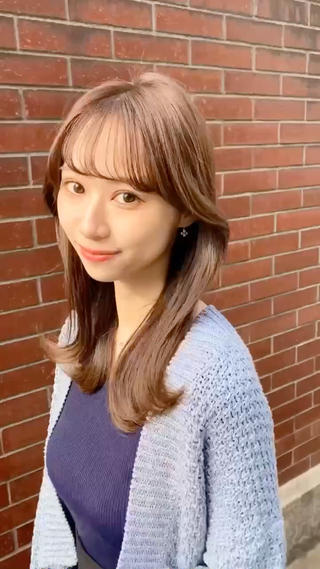 顔周りレイヤー×くびれヘア
顔周りにレイヤーを入れる事で、くびれヘアを作りやすいようにカット
くびれヘアにする事で、ロングヘアでもピアスがみえたりしてとても可愛いのでおすすめです♪
そしてくびれを作ると全体的なシルエットが綺麗に見えて、小顔効果もあります^_^
気になる方は是非ご相談ください
