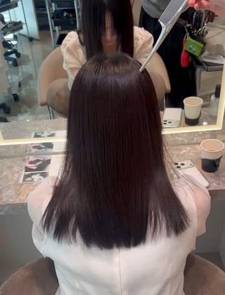 髪質改善エステで、自然な艶とまとまりのある美髪に
今回の施術では、髪の広がりやまとまりにくさを整えながら、柔らかく自然なストレートに仕上げました!
髪の状態やお悩みに合わせて施術することで、毎日のスタイリングも楽になり、扱いやすい髪を目指せます◎
