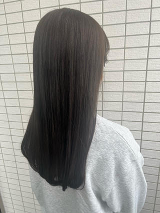 カットは巻いた時でも毛先が薄くならないように少し厚みを残して
カラーリングは赤み消しの透明感カラー
トリートメントでサラサラに️