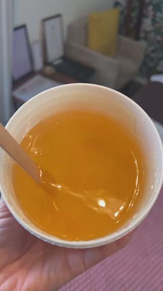 この蜂蜜のようなペーストで脱毛していきます⋆꙳