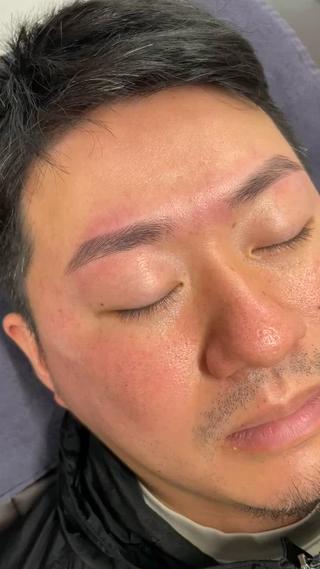メンズアイブロウスタイリング
ナチュラル×イケメン眉
1番人気デザインです