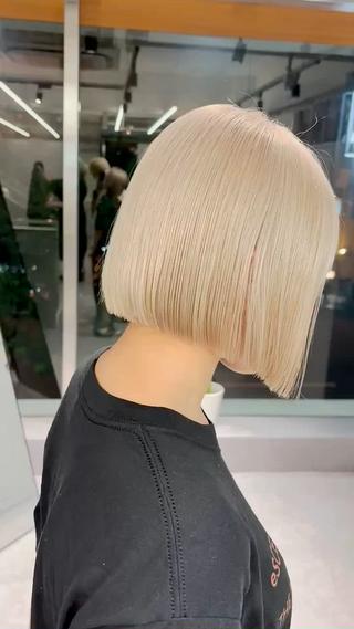 ブロンドカラー
ボブ ボブヘア ボブスタイル ボブカット きりっぱなしボブ 前下がりボブ ミディアムボブ 似合わせカット 小顔カット 前髪 シースルーバング デザインカラー ハイトーンカラー ダブルカラー インナーカラー 美髪 モテ髪 艶髪
メニュー内容
似合わせカット ダブルカラー