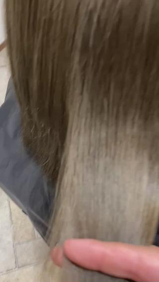 HITAトリートメントの強みはとにかく広がって収まらないクセやうねり!
くせ毛特有「わがまま髪」を潤いと柔らかさで収め、頭を一回り小さく見せるトリートメントです。
これからの梅雨の時期、朝どんなにストレートアイロンをしても外に出たらすぐにうねり始めるわがまま髪を大人しくさせる
実際に施術を体験されたお客様からはこんな声が上がっています↓↓↓
★艶感が出る
★剛毛でごわごわだった髪が手触り滑らかになった
★指通りがよくなった
★細くて絡まりやすい髪が全体的にまとまりができ、スッキリした
★キューティクルが引き締まり、光沢マシマシになった
★梅雨の時期、髪が広がり、気になっていたボリュームが抑えられた