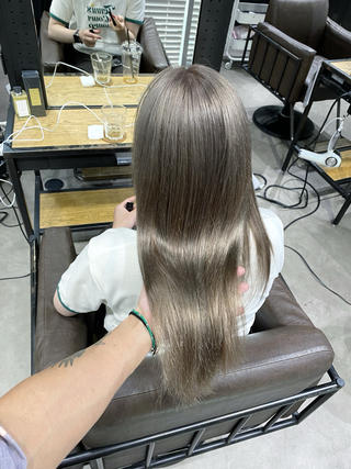 ・ホワイトグレージュ️
・
・黒染め履歴から、ハイトーンにされたいと言う願い叶えます️
・
・元々ホワイトカラーから、黒染め履歴
・ほかの美容室で、ブリーチを断られてしまったそうです!!
・
・複雑な履歴からでも、ハイトーンに出来ます
・
・丁寧な、ブリーチワークと経験で、やらさせて頂きます
・
・是非1度お任せください
・