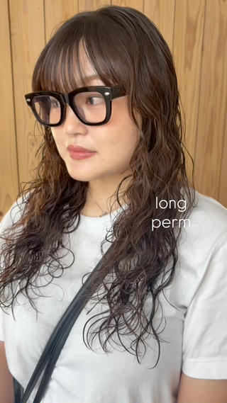 long perm
雰囲気変えたい方パーマオススメです
いつものスタイルに少し動きが加わるだけで、ぐっと雰囲気のあるヘアスタイルに
ラフでカジュアルに、ファッションにも馴染むパーマ♩
毎日のスタイリングがラクに楽しくなるようなパーマ是非お任せください
初回50%offで募集中です
◎パーマ¥6000
◎ブリーチパーマ¥8000
◎デジタルパーマ¥7000
↑縮毛矯正履歴がある方はデジタルパーマをお選びください
複雑履歴の場合はお断りする場合があります
まずはお気軽にご連絡ください
ご予約はdm・minimoからお待ちしております