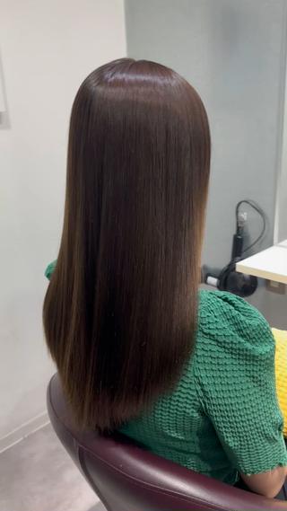 美髪矯正を勉強中のため、モデル様としてご協力いただいています。
薬剤選定や工程は丁寧に確認し、できる限りダメージを抑えて施術しています。
お時間を少し長めにいただきますが、その分しっかり向き合いますのでご安心ください。