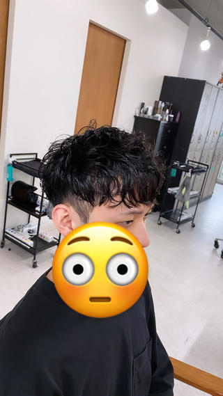 カール感をしっかり出しつつ重さを残したショートマッシュスタイル!
周りと差をつけたい男子超絶オススメです!!!