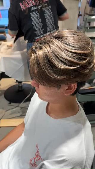 メンズ カット カラー ヘアカラー ブリーチ ブリーチオンカラー センターパート ニュアンスセンターパート 毛流れセンターパート ナチュラルセンターパート 韓国風センターパート バレイヤージュ ブロンド ハイライトカラー
