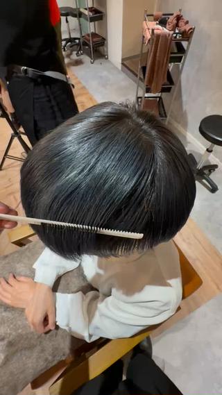 ブルーグレー
グレー強めのほんのりブルー
イルミナカラー出させていただいておりますのでツヤッツヤ