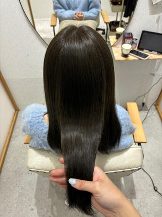 赤みを抑えつつ暗すぎないオリーブグレージュカラー 