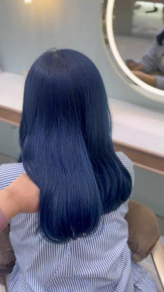 1bleachからでもできる高発色ブルーです♡
色落ちも考えたカラー配合で染めさせていただきます