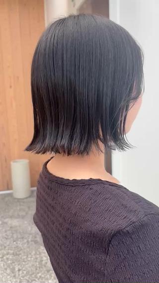 切りっぱなしボブで、外はねしやすくカットしています!
顔まわりは天使の羽バングで可愛く...