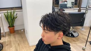 ハイライト×2  ツイスパ×1 フェザーパーマ×1 黒染め×1で複雑履歴のモデル様。

巻き方や薬剤選定諸々、脳みそをグルグルさせて綺麗なフェザーパーマに着地しました。

お任せ頂き、ありがとうございました！

ヘアケア、頑張りましょう！ 