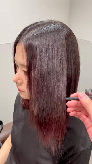 髪の組織であるケラチンを補修し、
内部、外部全てをケアし、潤い、艶感を与える
ケラチン髪質改善トリートメント