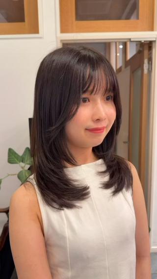 
【ニュアンスチェンジ】ふんわり動くレイヤーでイメチェンしませんか？
ご覧いただきありがとうございます！
「長さは変えたくないけど、雰囲気は変えたい…」
そんな方におすすめのスタイルです
全体に緩やかなレイヤーを入れることで、ストレートでもニュアンスが出て、巻いた時にもっと可愛くなります

カラーは、赤みを抑えたオリーブブラウンで肌の白さを引き立てています。
カットとカラーで、あなただけの「似合う」をご提案します！
ぜひご相談ください♪ 